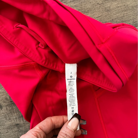 Women’s Lululemon Crop Leggings Hot Pink Size 2 - Picture 3 of 3
